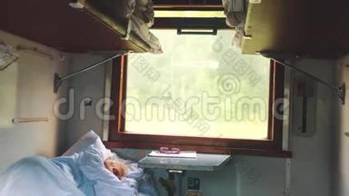 老人在火<strong>车上睡觉</strong>。 概念旅行车旅行车内部。 从内部可以看到经济型货车铁路景观